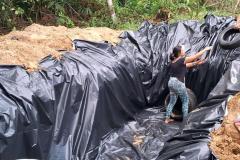 Bau der Tolettenanlagen im Dorf Piaçaguera in Peruíbe (SP)