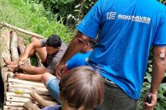 Bau der Tolettenanlagen im Dorf Piaçaguera in Peruíbe (SP)