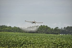 Pestizide werden verweht, treffen Wälder, Dörfer und Menschen