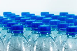 Plastikflaschen geben Mikroplastik in die Getränke ab