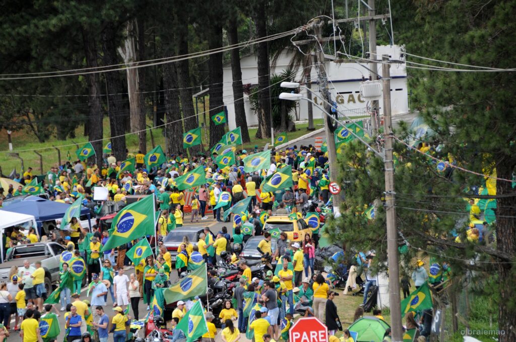 Bolsonaro-Anhänger demonstrieren vor einer Kaserne