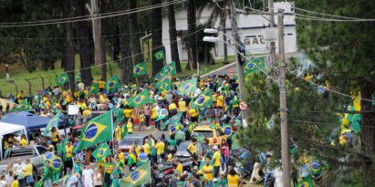 Bolsonaro-Anhänger demonstrieren vor einer Kaserne